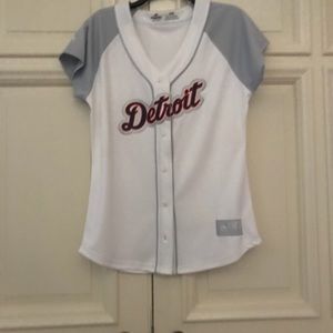 Shirt with Detroit Tigers on front